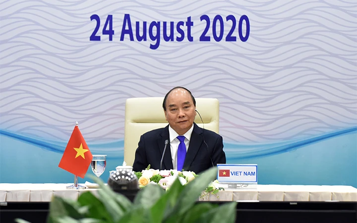 Thủ tướng Nguyễn Xuân Phúc, Chủ tịch ASEAN 2020 dự hội nghị trực tuyến tại điểm cầu Hà Nội. Ảnh: TRẦN HẢI