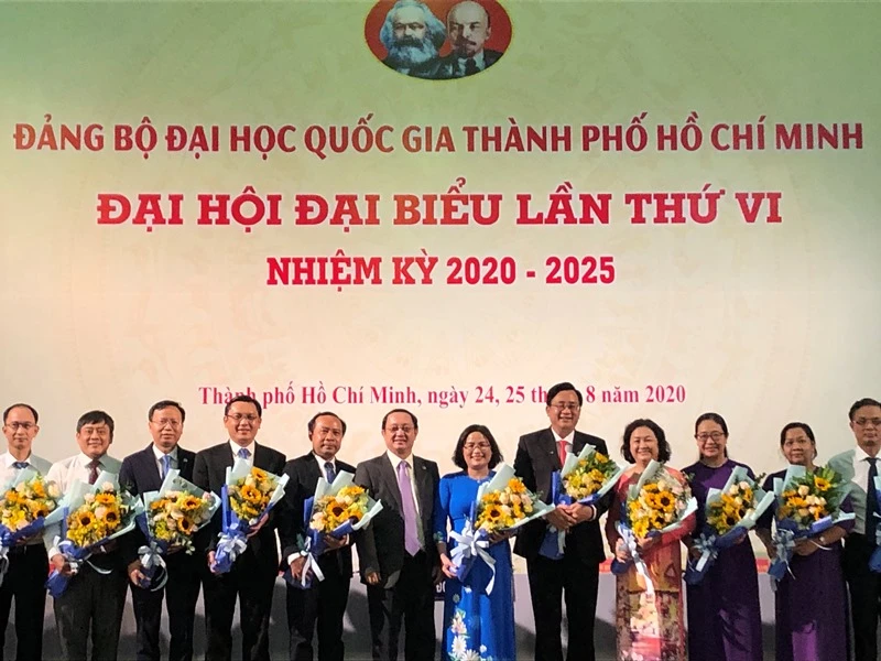 PGS, TS Huỳnh Thành Đạt, Ủy viên T.Ư Đảng, Giám đốc ĐHQG tặng hoa chúc mừng Ban Chấp hành nhiệm kỳ 2020-2025.