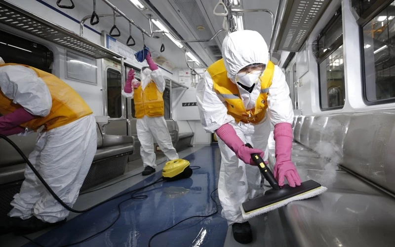 Nhân viên vệ sinh đang lau dọn phương tiện giao thông công cộng tại Seoul, Hàn Quốc. (Ảnh: AP)