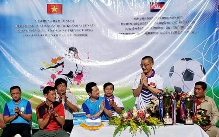 Đại sứ Vũ Quang Minh phát biểu khai mạc Giải bóng đá hữu nghị.