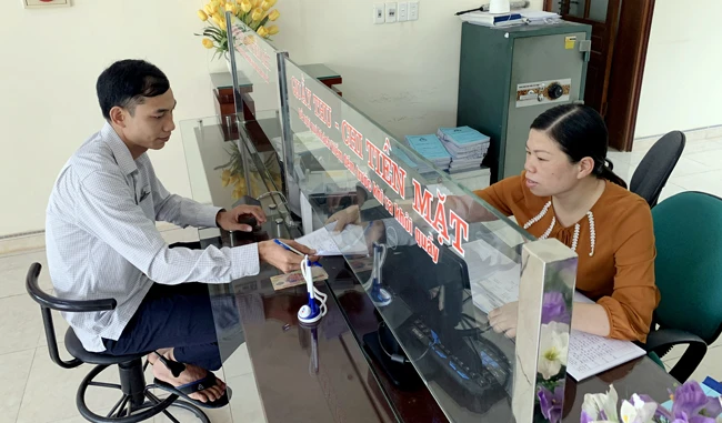 Cán bộ Phòng giao dịch Ngân hàng CSXH huyện Lâm Bình (Tuyên Quang) hướng dẫn người dân làm thủ tục vay vốn.