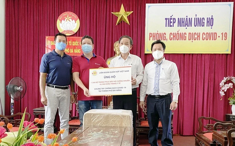 Đại diện VTF trao tặng vật tư y tế hỗ trợ Đà Nẵng phòng, chống dịch.