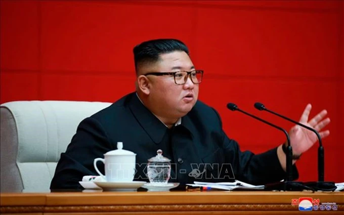 Nhà lãnh đạo Kim Jong-un chủ trì phiên họp Bộ Chính trị đảng Lao động Triều Tiên tại Bình Nhưỡng, ngày 13-8-2020. (Ảnh: Yonhap/TTXVN)