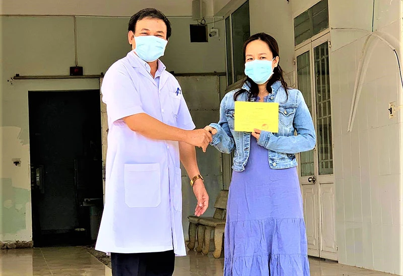 Tiến sĩ, bác sĩ Châu Đương, Giám đốc Bệnh viện Lao và bệnh phổi tỉnh Đắk Lắk trao giấy ra viện cho bệnh nhân 601.