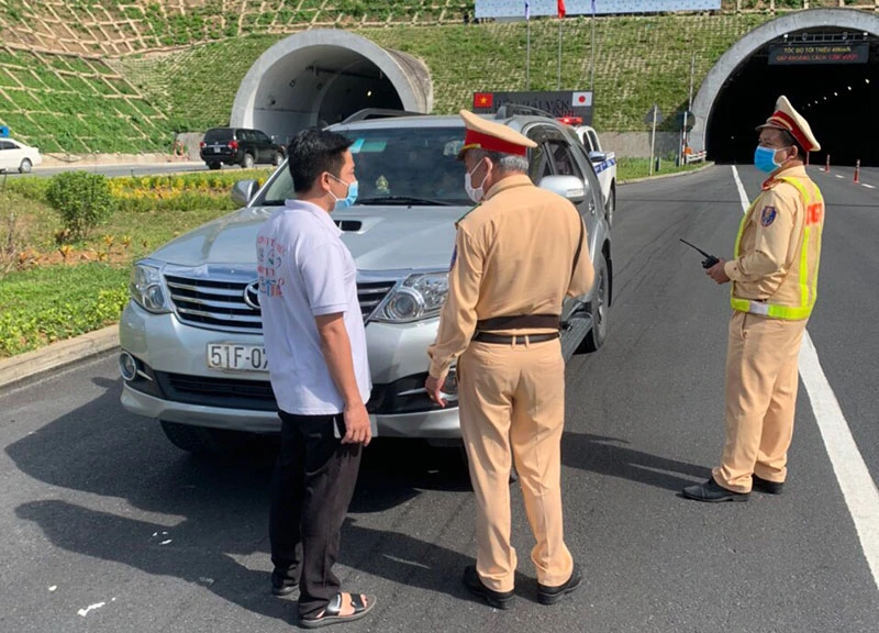 Xe chở người vi phạm chỉ thị 16 của Thủ tướng chính phủ, bị lực lượng Cảnh sát giao thông cửa ô Hòa Hiệp phát hiện chiều 25-8. (Ảnh: Công an cung cấp)