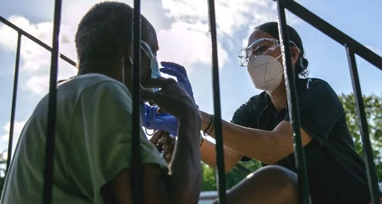 Nhân viên y tế cung cấp oxy cho một bệnh nhân ở Houston, Texas, Mỹ vào ngày 14-8. Ảnh: Getty Images.