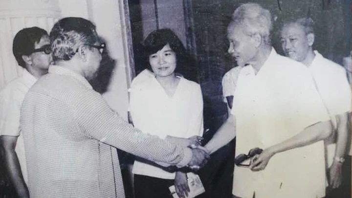 Nguyên Đại sứ Nguyễn Thị Hồi (giữa) từng phiên dịch cho Thủ tướng Phạm Văn Đồng. Ảnh tư liệu