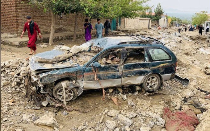 Ô-tô tại Charikar, thủ phủ tỉnh Parwan, bị hư hại nặng nề sau trận lũ quét. (Ảnh: Reuters)