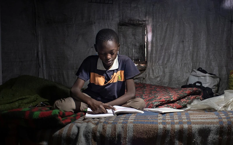 Bé trai (11 tuổi, sống tại Nairobi, Kenya) không thể học trực tuyến do gia đình không có điện thoại di động. (Ảnh: UNICEF)