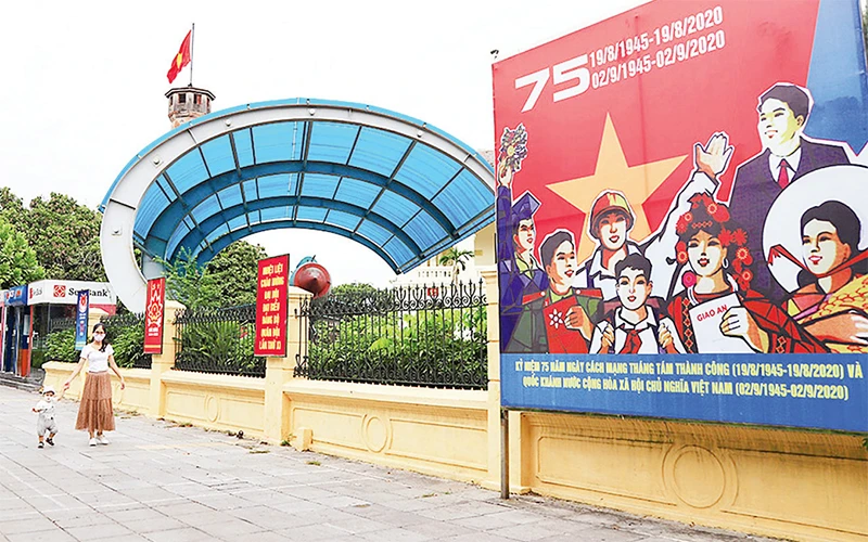 Các tuyến đường của Hà Nội được trang hoàng rực rỡ chào mừng kỷ niệm 75 năm Cách mạng Tháng Tám và Quốc khánh 2-9. Ảnh: QUANG THÁI