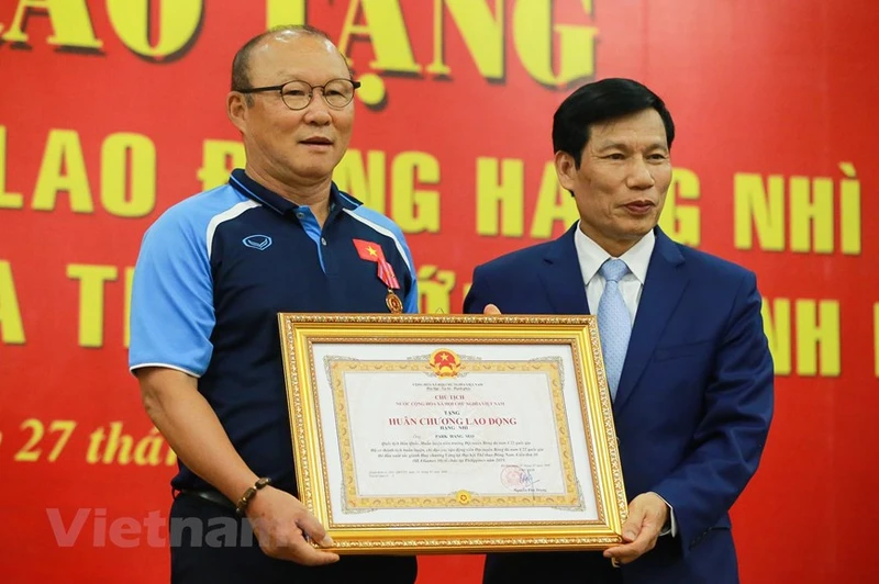 HLV Park Hang Seo là người nước ngoài đầu tiên được trao Huân chương Lao động hạng nhì ở khía cạnh thể thao bóng đá. (Ảnh: Vietnam+/TTXVN)