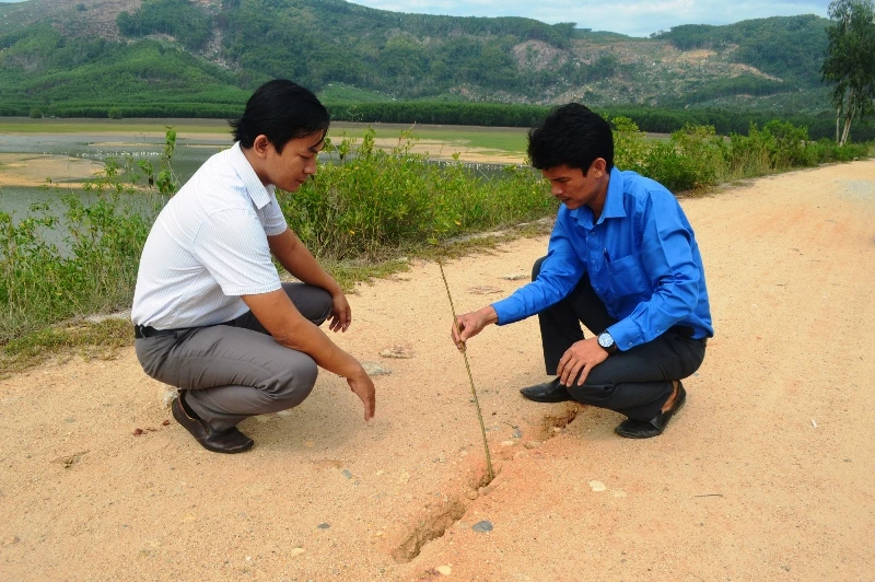 Trên mặt đập hồ chứa nước Ông Tới xuất hiện nhiều vết nứt dọc dài gần 20m. 