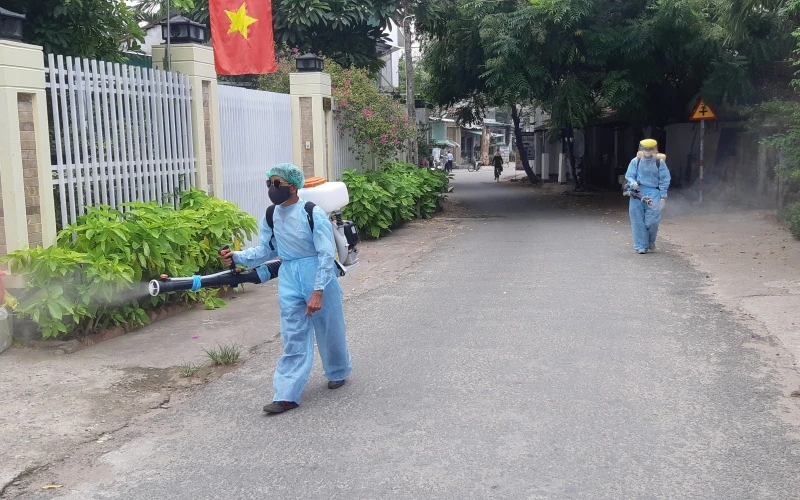 Chiều 28-8, nhân viên y tế tiếp tục phun hóa chất khử trùng khu vực tổ 9, phường Quảng Phú.