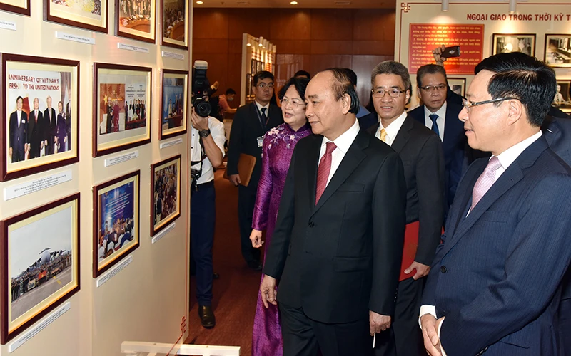 Thủ tướng Nguyễn Xuân Phúc thăm Nhà truyền thống của ngành ngoại giao. Ảnh: TRẦN HẢI