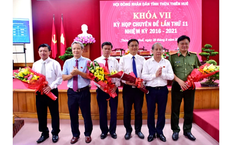 Lãnh đạo tỉnh tặng hoa chúc mừng tân Phó Chủ tịch UBND tỉnh Nguyễn Thanh Bình (thứ 3 từ bên phải) và các Ủy viên UBND tỉnh Thừa Thiên Huế vừa được bầu bổ sung. 