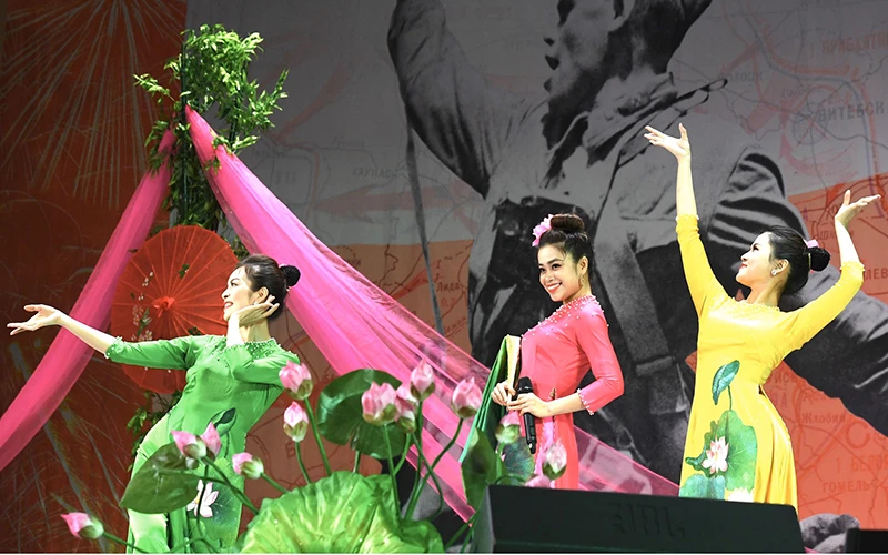 Một tiết mục biểu diễn nghệ thuật của Đoàn Việt Nam tại Liên hoan văn hóa các dân tộc “Tình bạn không biên giới”. Ảnh: Trọng Hải