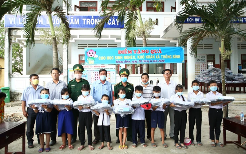 Đồn Biên phòng Thông Bình, chính quyền địa phương trao quà cho học sinh biên giới tại Trường Tiểu học Thông Bình 1.