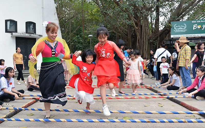 Cùng các em nhỏ tại Thủ đô Hà Nội trải nghiệm trò chơi dân gian truyền thống. Ảnh: MỸ HÀ 