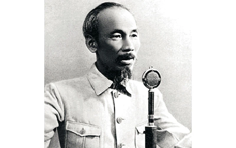 Ngày 2-9-1945, tại quảng trường Ba Ðình lịch sử, Chủ tịch Hồ Chí Minh đọc Tuyên ngôn Ðộc lập, khai sinh nước Việt Nam Dân chủ Cộng hòa. Ảnh tư liệu 