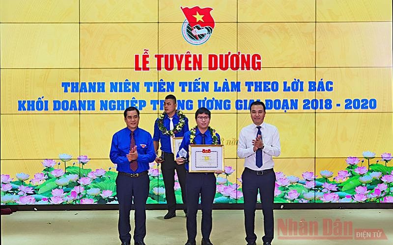Đại diện T.Ư Đoàn TNCS Hồ Chí Minh và Đoàn Khối Doanh nghiệp T.Ư trao Bằng khen tặng các thanh niên làm theo lời Bác tại buổi lễ.