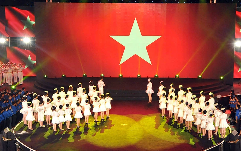 Lễ chào cờ và hát Quốc ca trong chương trình nghệ thuật "Tự hào Tổ quốc tôi". Ảnh: Nguyễn Ðăng 