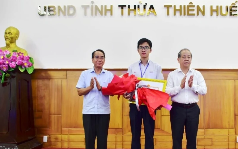 Phó Bí thư Thường trực Tỉnh ủy Bùi Thanh Hà và Chủ tịch UBND tỉnh Phan Ngọc Thọ trao tặng Bằng khen của UBND tỉnh cho em Hồ Việt Đức.