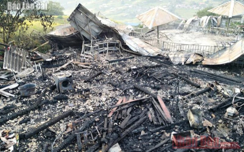 Hỏa hoạn thiêu rụi ba căn nhà sàn (homestay) ở xã Mường Hoa, thị xã Sa Pa, rạng sáng ngày 29-8. (Ảnh: T.A)