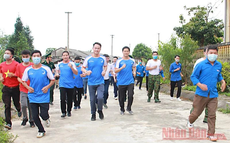 Đại diện T.Ư Hội LHTN Việt Nam, các đơn vị liên quan cùng thanh niên địa phương chạy bộ hưởng ứng chặng hai chương trình “Những bước chân vì cộng đồng” tại huyện Hoàng Su Phì.