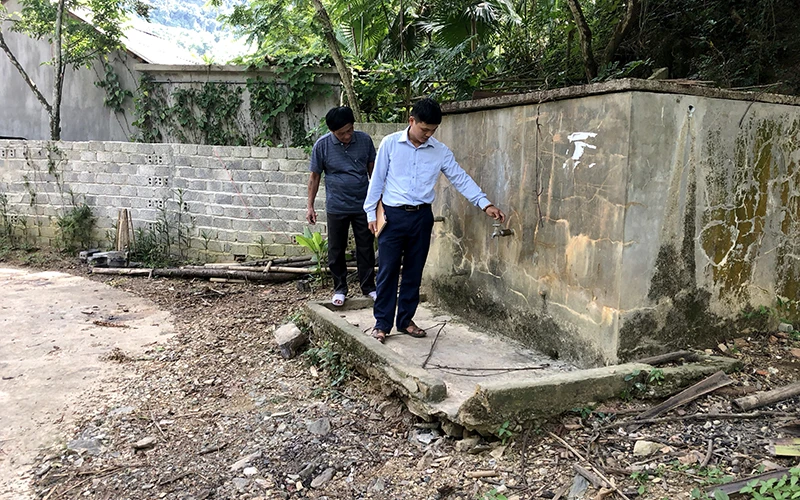 Một bể chứa của công trình cấp nước tự chảy bản Khằm, thị trấn Hồi Xuân, huyện Quan Hóa (Thanh Hóa) bị hư hỏng.