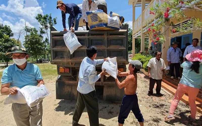 Gạo và dụng cụ y tế chuyển đến các địa phương, ngày 29-8.
