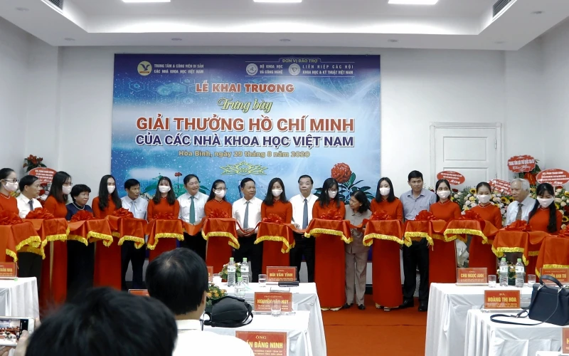 Khai trương Trưng bày Giải thưởng Hồ Chí Minh của các nhà khoa học Việt Nam.