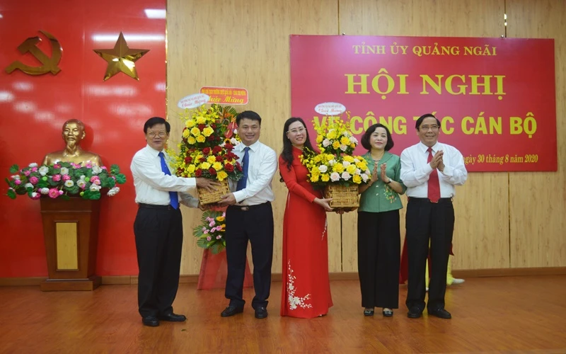 Lãnh đạo Ban Tổ chức T.Ư tặng hoa chúc mừng đồng chí Bùi Thị Quỳnh Vân và đồng chí Đặng Ngọc Huy.