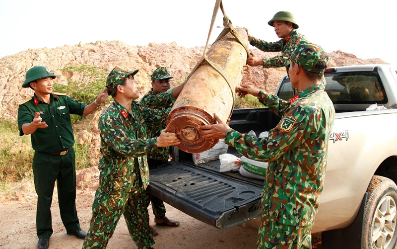Lực lượng công binh Bộ CH quân sự tỉnh Quảng Ninh di dời thành công quả bôm nặng hơn 450 kg.