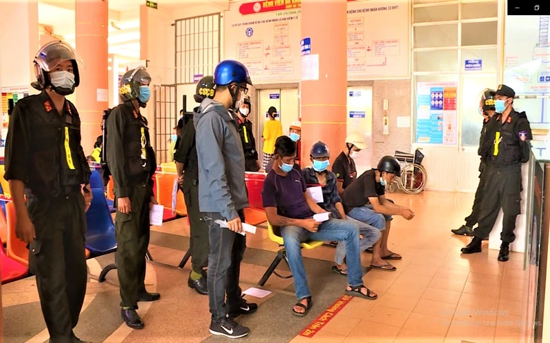 Lực lượng Cảnh sát cơ động, Công an tỉnh Đắk Lắk đưa các đối tượng vào Bệnh viện đa khoa TP Buôn Ma Thuột để kiểm tra chất ma túy.