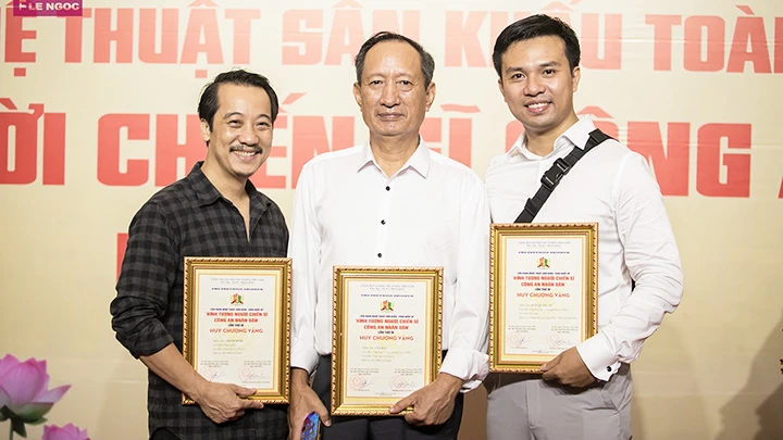 Giảng viên - nghệ sĩ Hán Quang Tú (bên phải) cùng các đồng nghiệp nhận Huy chương vàng tại hội diễn.