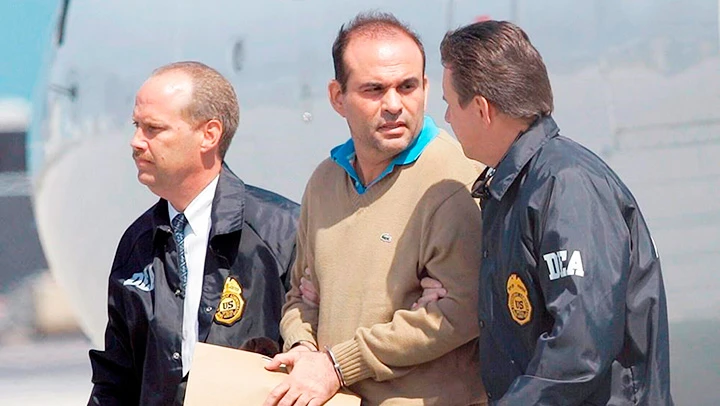 Salvatore Mancuso (giữa) bị các đặc vụ DEA áp giải vào năm 2008. Ảnh: THE GUARDIAN