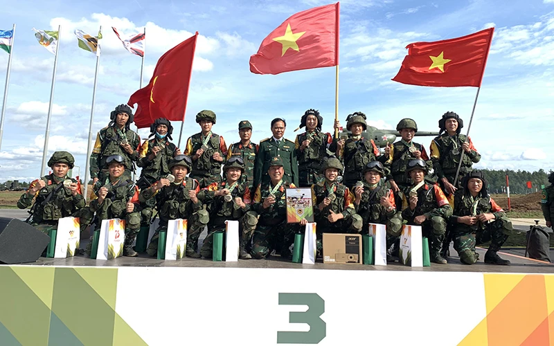 Đội tuyển Công binh bảo vệ thành công Huy chương Đồng cuộc thi Kíp xe công binh “Lộ trình an toàn” tại Army Games 2020. Ảnh: HUY LINH/QĐND