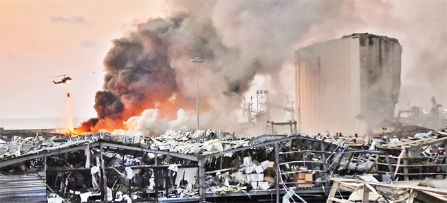 Máy bay trực thăng dập lửa tại vụ nổ ở Beirut.