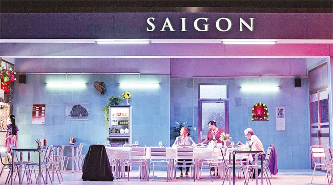 Cảnh trong vở kịch Saigon Saigon của đạo diễn Caroline Nguyễn.