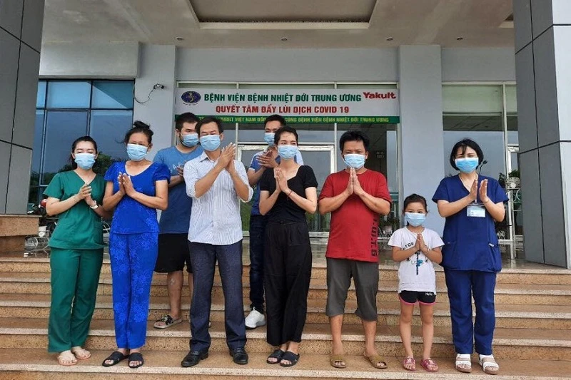Bảy bệnh nhân được Bệnh viện Bệnh Nhiệt đới Trung ương công bố khỏi bệnh. 