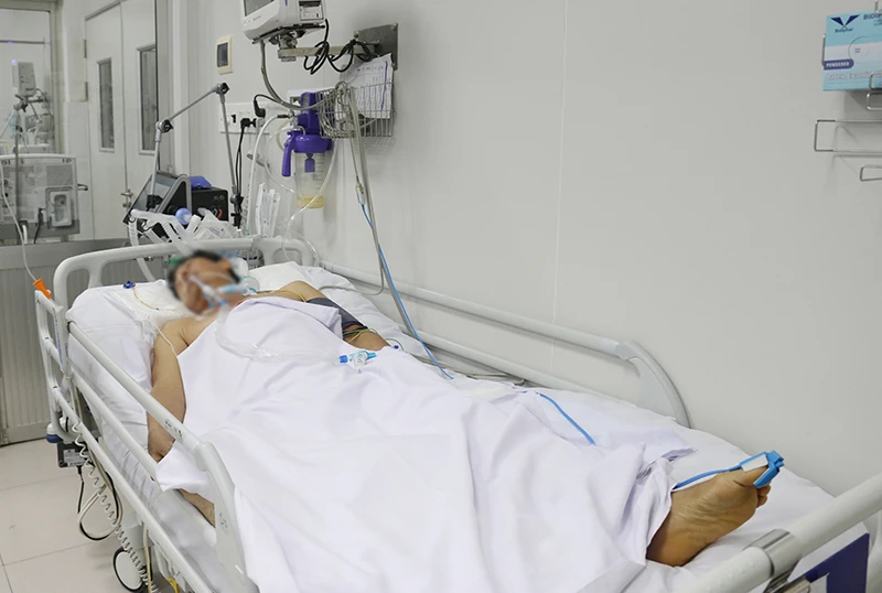 Bệnh Nhân N.N.D đang điều trị tại Bệnh viện Chợ Rẫy do nhiễm độc khi ăn pate Minh Chay.