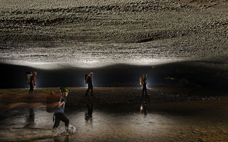 Khám phá hang Hang Én, Quảng Bình là một trong những tour hút du khách quốc tế (Ảnh: OXALIS)