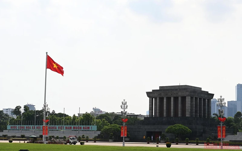 Quốc kỳ tung bay trên Quảng trường Ba Đình lịch sử - nơi cách đây 75 năm Chủ tịch Hồ Chí Minh đọc bản Tuyên ngôn độc lập.