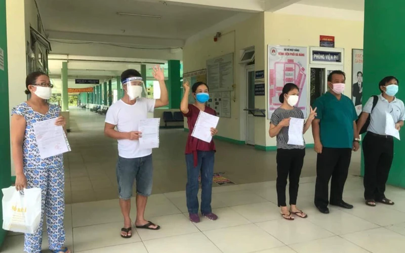 Năm bệnh nhân được công bố khỏi bệnh tại Bệnh viện Phổi Đà Nẵng.