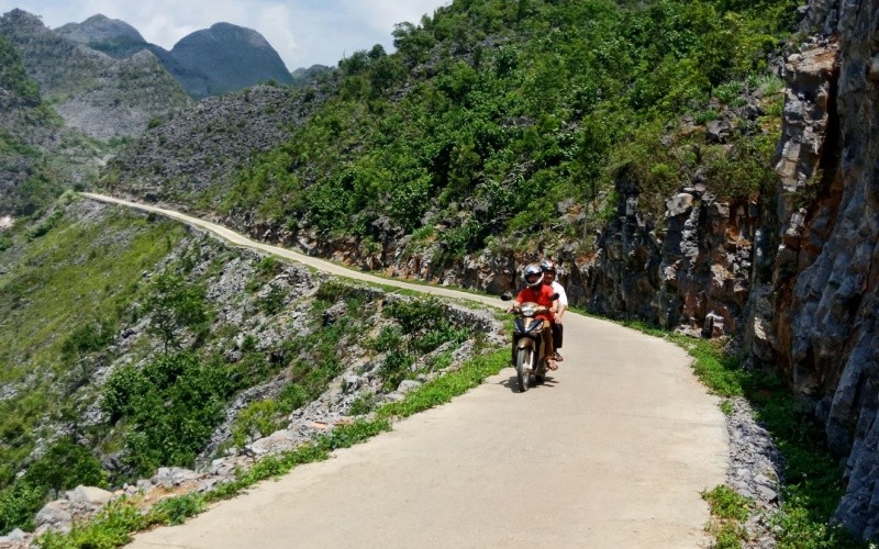 Nhiều tuyến đường ở huyện Đồng Văn (tỉnh Hà Giang) được bê-tông hóa tạo điều kiện cho nhân dân đi lại, giao thương. (Ảnh: Khánh Toàn)
