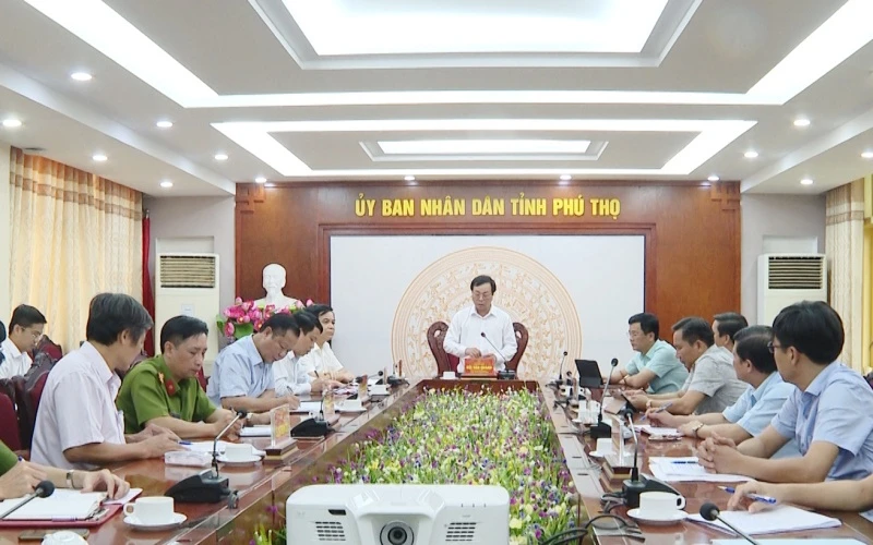Chủ tịch UBND tỉnh Phú Thọ Bùi Văn Quang làm việc với các cơ quan chức năng, khẩn trương khắc phục hậu quả vụ việc.