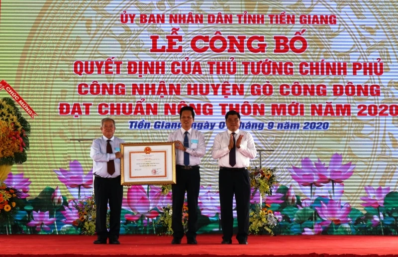 Thừa ủy quyền của Thủ tướng Chính Phủ, Thứ trưởng NN-PTNT Trần Thanh Nam trao Bằng Công nhận đạt chuẩn NTM cho huyện Gò Công Đông.