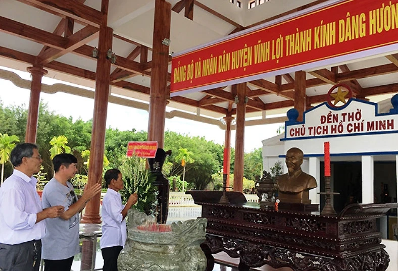 Đền thờ Bác Hồ tại xã Châu Thới, huyện Vĩnh Lợi (Bạc Liêu) được nhiều người dân khắp nơi đến viếng thăm, thắp hương thành kính.