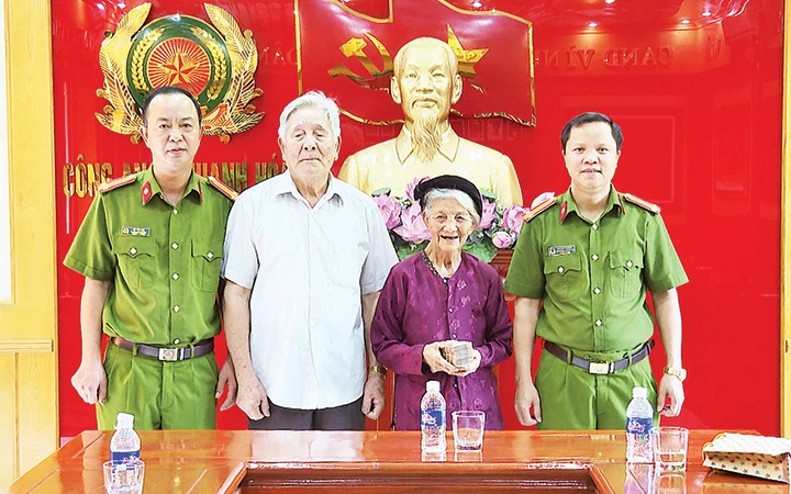 Đội Cảnh sát Hình sự Công an thành phố Thanh Hóa trao trả tài sản cho gia đình bị hại. Ảnh | Thái Thanh