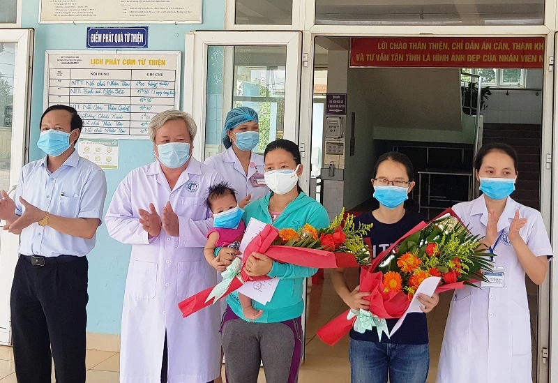 Hai bệnh nhân Covid-19 đầu tiên của Quảng Trị được trao giấy chứng nhận khỏi bệnh.